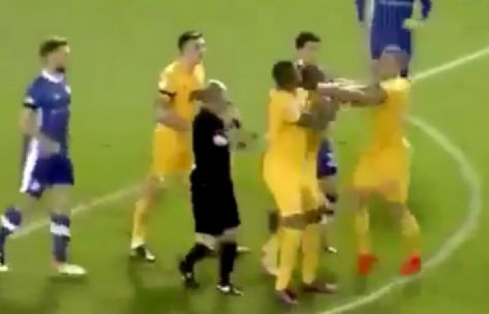 بالفيديو.. شجار وطرد لاعبين من نفس الفريق بالدوري الإنجليزي