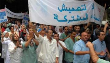 عمال الأسلاك المشتركة والعمال المهنيين لقطاع التربية يحتجون أمام مقر ولاية غليزان