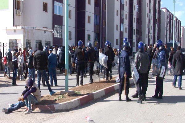 الأمن يمنع خروج مسيرة لطلبة الصيدلة إلى الشارع بقسنطينة