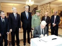 Bensalah signe le registre des condoléances