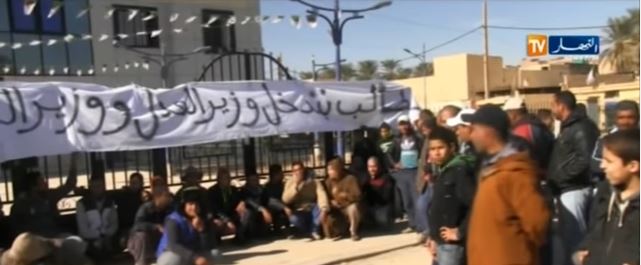 بالفيديو المقصيون من قوائم تجزئة الأراضي بسيدي خالد ببسكرة يغلقون مقر البلدية