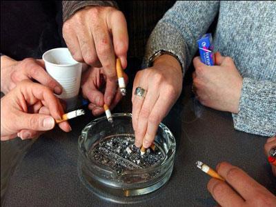 Les fumeurs font fi de la loi dans les espaces publics