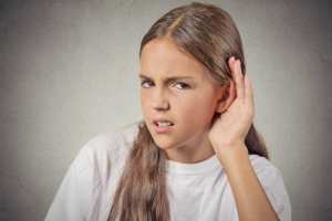 هل تعاني من مشاكل في السمع... قد لا يكون السبب أذناك!