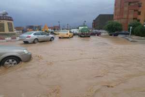 الأمطار تحتجز عائلات داخل العمارات وتحول أحياء إلى مسابح ببشار