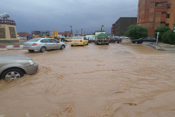 الأمطار تحتجز عائلات داخل العمارات وتحول أحياء إلى مسابح ببشار