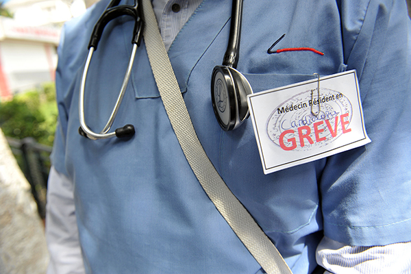 الأطباء المقيمون يدخلون في إضراب ويشلون مستشفى سيدي بلعباس