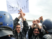 يناشدون الرئيس بوتفليقة لتطبيق مرسوم التأسيس.. تيزي وزو/ أفراد التعبئة المجندين يخرجون في مسيرة عارمة