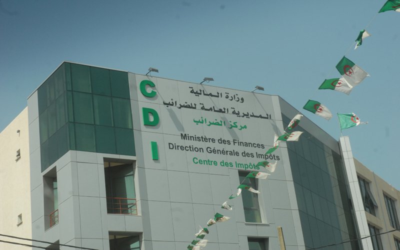 حبس المدير الجهوي بالنيابة للضرائب والرقابة القضائية لسابقه لتورطهما في قضية فساد بقسنطينة