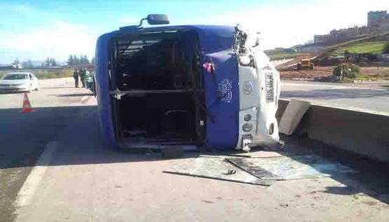 10 جرحى في انحراف حافلة لنقل المسافرين بالجلفة