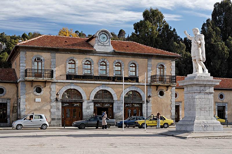 قطار يبتر ذراع شاب بعدما ألقى به لصان على خط السكة في قسنطينة