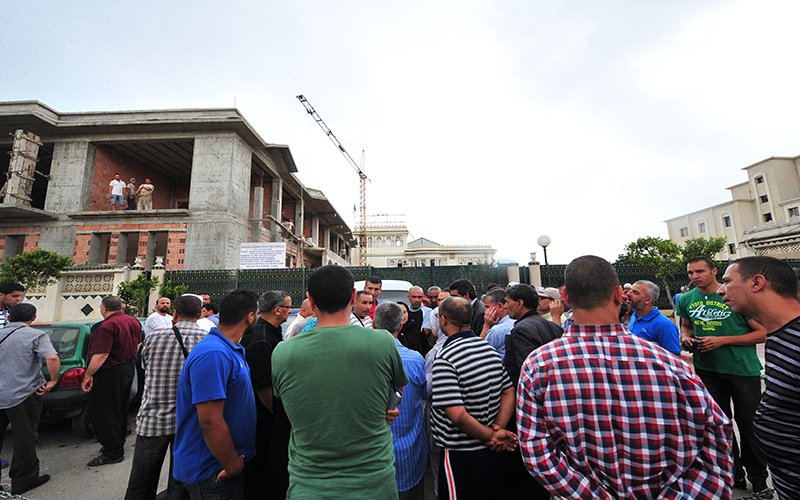 مكتتبو «عدل 2» يتجمهرون ومصالح الأمن تفرّقهم أمام مقر ولاية معسكر