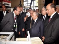 Le président Bouteflika visite le stand égyptien