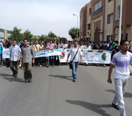 آلاف الطلبة والأساتذة يؤبنون ضحايا انفجار تلمسان