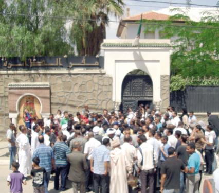 عشرات المحتجين يغلقون مقر دائرة قصر البخاري بالمدية