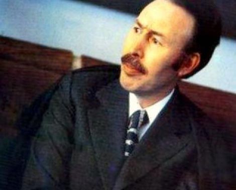 أرادها أن تكون أم كلثوم الجزائر.. وعاقبها بعد كامب ديفيد