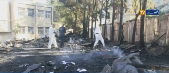 بالفيديو مقصى من السكنات الإجتماعية يضرم النار في منزله محاولا حرق أفراد عائلته بسكيكدة