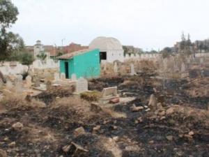 Tighenif - Désherbage du cimetière par le feu!!