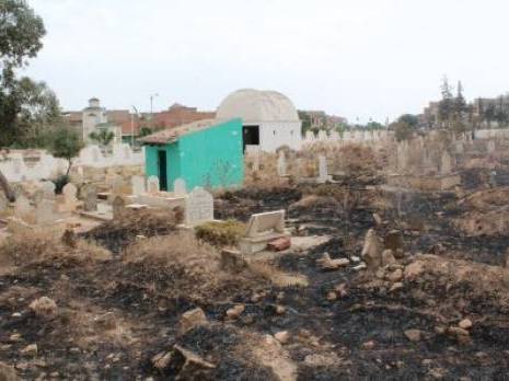 Tighenif - Désherbage du cimetière par le feu!!