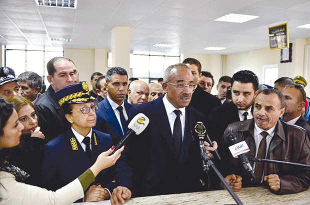 Bedoui appelle les fonctionnaires à sensibiliser le citoyen sur les élections