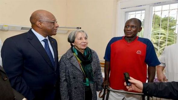 السيدة بن حبيلس تزور رعية مالية بمستشفى باب الوادي بعد خضوعه لعملية جراحية