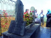 Recueillement sur la tombe du journaliste et poète Tahar Djaout