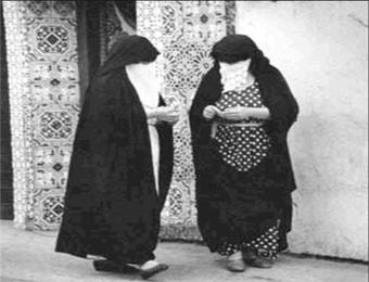 “الملاية”.. لباس الحشمة والزمن الجميل يندثر بقسنطينة