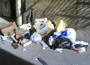 حي 2004 مسكن ببراقي في العاصمة يغرق في القمامة