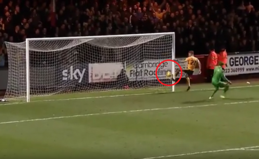 بالفيديو.. نادي إنجليزي يتلقى هدفًا طريفًا بنفس الطريقة 3 مرات أمام نفس المنافس