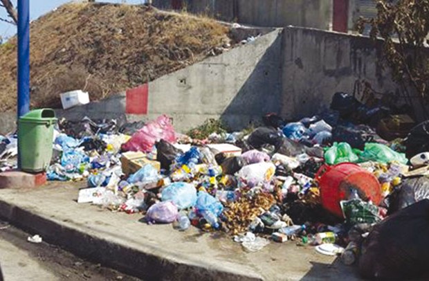 Le chemin H'djar Ediss El-Guentra inondé par les déchets domestiques