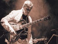 PHILIP CATHERINE QUINTET AU CYCLE 'JAZZ D'AILLEURS' DE L'AARC