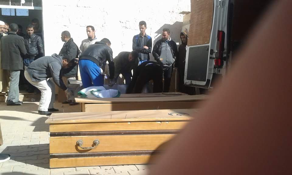 بالصور نقل جثامين الحادث الأليم بورقلة والذي راح ضحيته 7 أشخاص