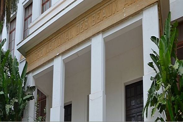 تسليم لوحة فنية لإسياخم إلى المتحف الوطني للفنون الجميلة بالعاصمة