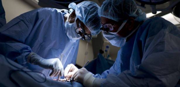 اول عملية من نوعها في العالم: اطباء يزرعون كفا اصطناعيا لشاب ولد بيد ناقصة