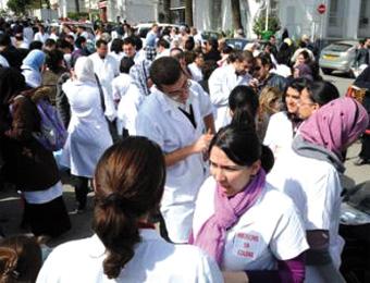 نقابة مهنيي الصحة تكذب تصريحات ولد عباس وتلوح بمسيرة احتجاجية بالعاصمة