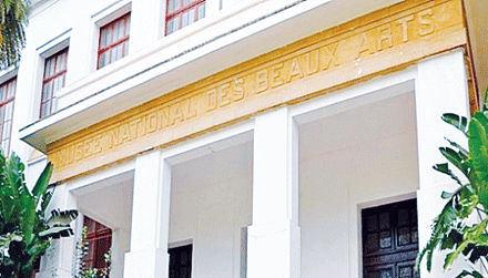 تسليم لوحة فنية لإسياخم إلى المتحف الوطني للفنون الجميلة بالعاصمة