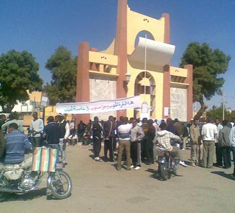 محافظ شرطة وعون أمن يتعرضان للضرب من قبل الشباب البطال بورقلة