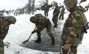 الجيش يفكّ العزلة عن قرى ومداشر حاصرتها الثلوج في تيزي وزو