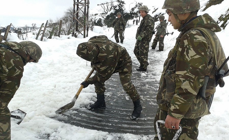الجيش يفكّ العزلة عن قرى ومداشر حاصرتها الثلوج في تيزي وزو