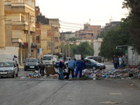 أصحاب شاحنات جمع النفايات المنزلية يغلقون الطريق الرئيسي بتيزي وزو