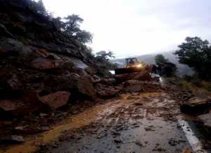 انهيار صخري على الطريق بين تاكسنة وسلمى في جيجل