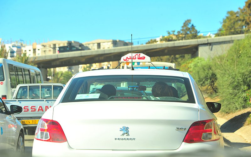 التحقيق مع عصابة تستدرج أصحاب سيارات الأجرة لسرقة مركباتهم في العاصمة