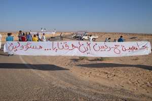 بطالون يغلقون طريق البيّض - أدرار للمطالبة بالتوظيف في شركات بترولية