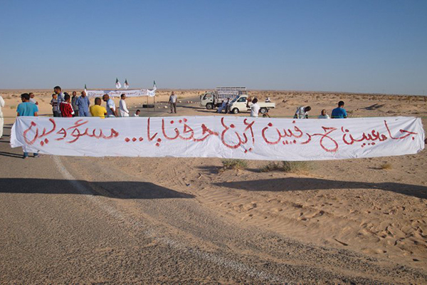 بطالون يغلقون طريق البيّض - أدرار للمطالبة بالتوظيف في شركات بترولية