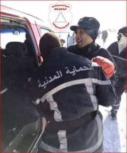 بالصور.. الحماية تنقذ 17 شخصا حاصرتهم الثلوج بقالمة
