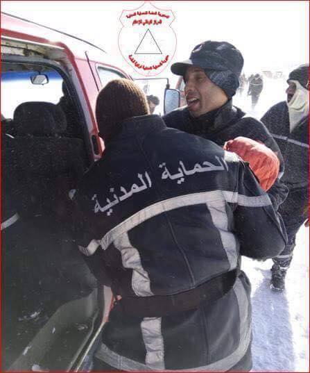 بالصور.. الحماية تنقذ 17 شخصا حاصرتهم الثلوج بقالمة