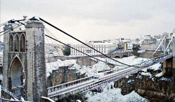 Routes bloquées, écoles fermées et vols annulés