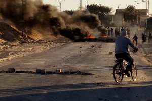 سكان السويهلة بالوادي يغلقون الطريق