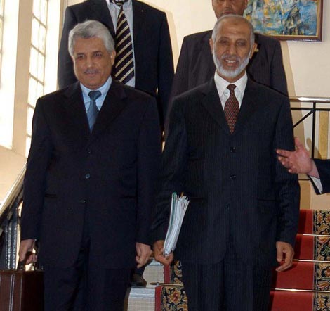 'ضربات تحت الحزام' وغموض يلف تأخر الإعلان عن الحكومة الجديدة