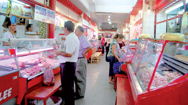 وزارة التجارة تعلن عن مخطط لاستيراد اللحوم الحمراء والبيضاء في رمضان