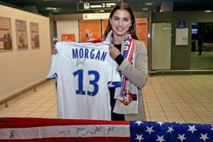 الجميلة مورغان في مهمة ترويجية لأولمبيك ليون